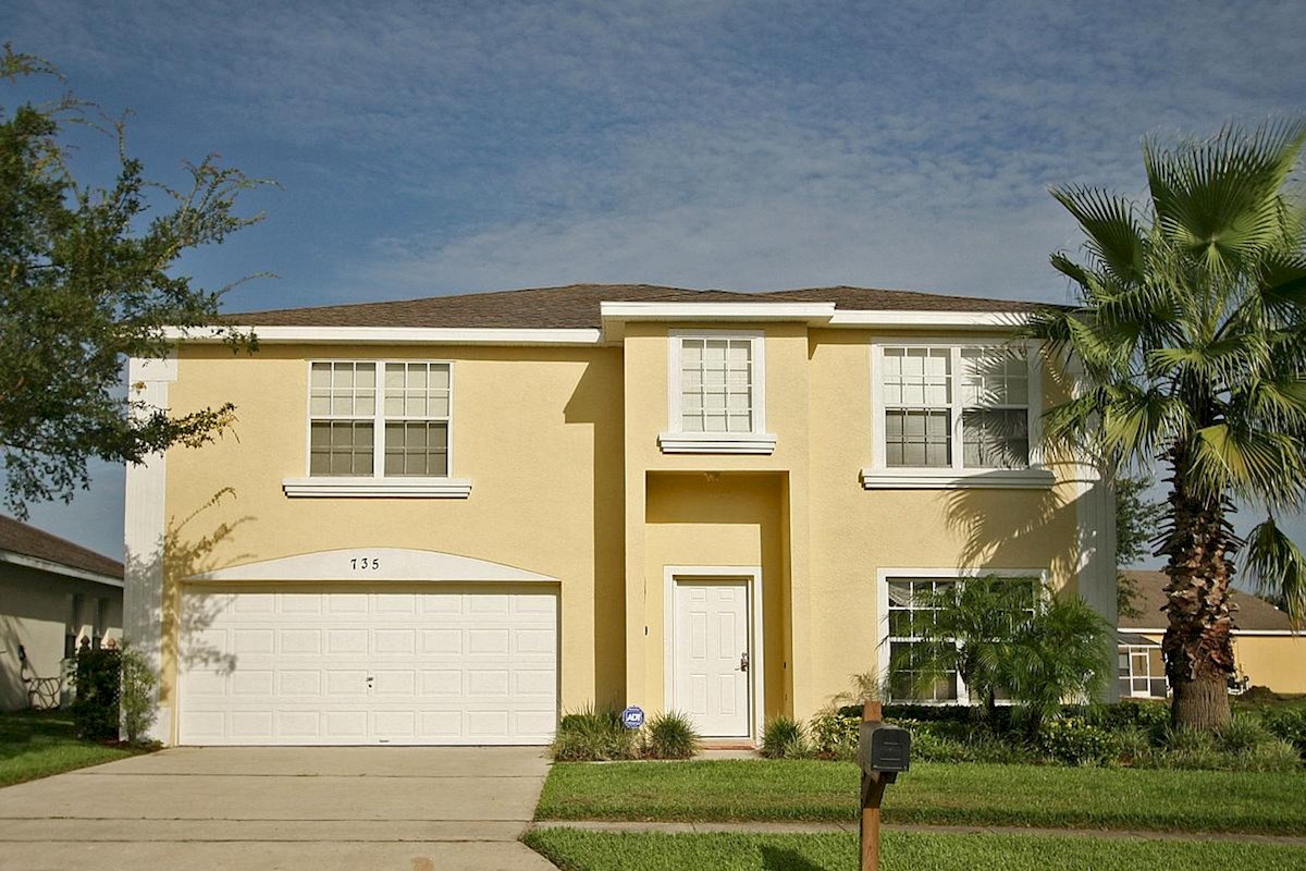 Luxurious 4 Bed Lakeside Villa on Hampton Lakes with Pool / Spa