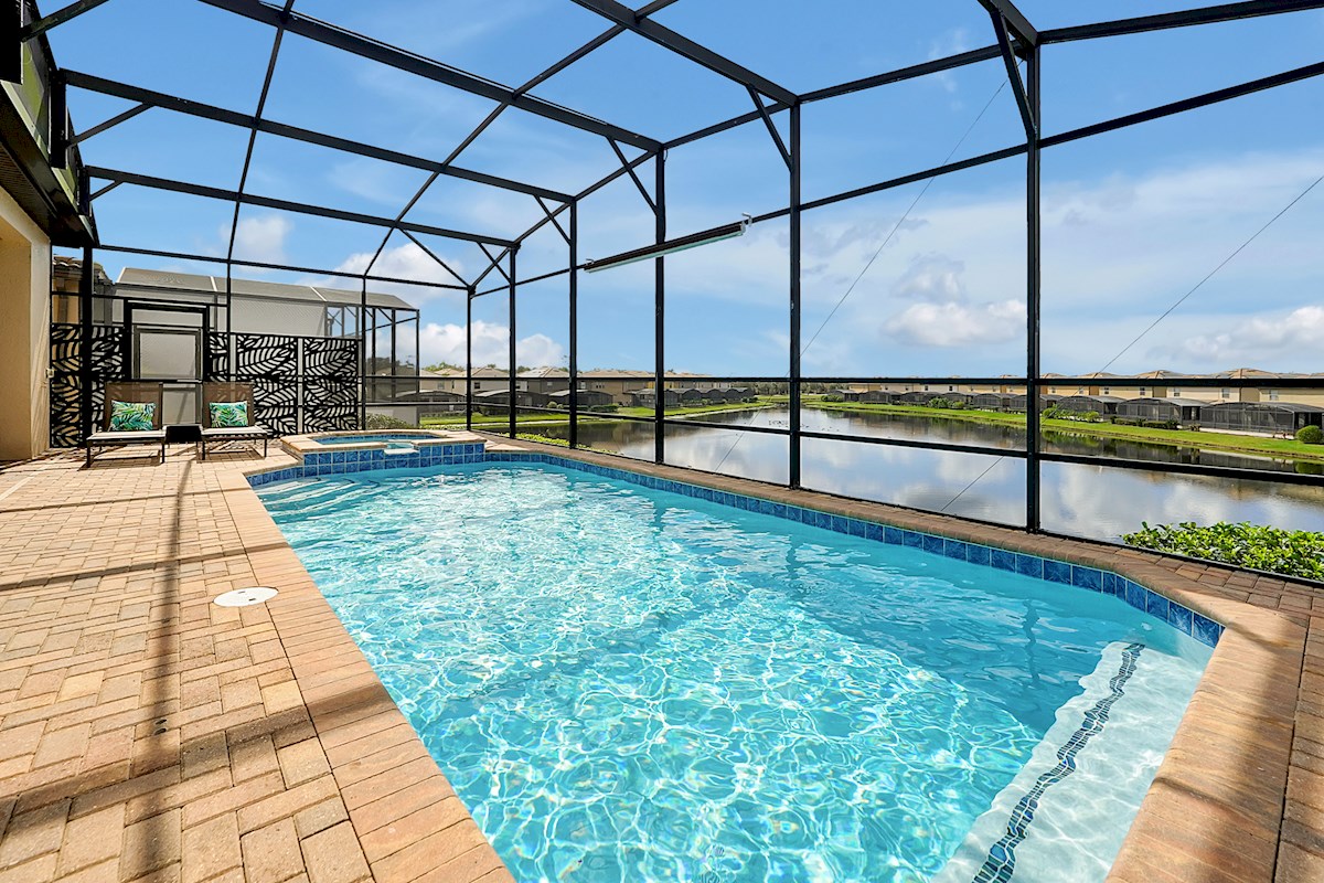 West Facing Pool and Spa With Complimentary Heating Overlooking The Lake 