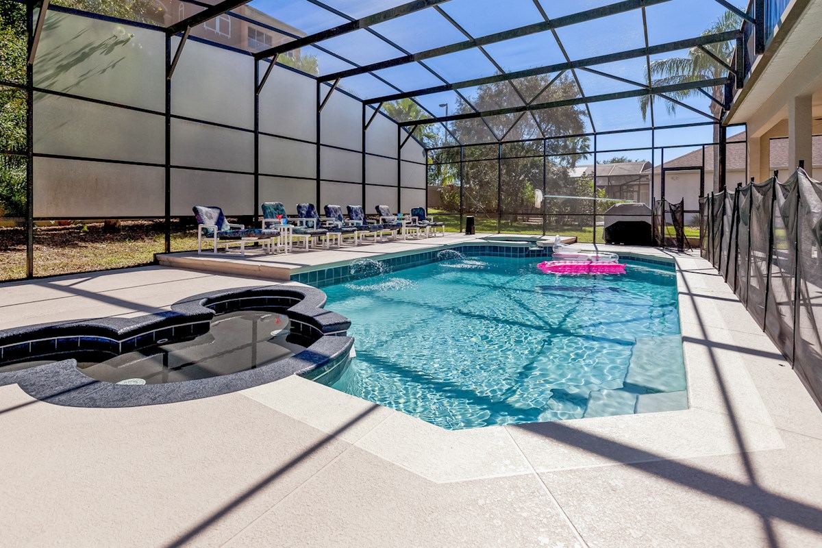 Huge Pool+Spa+kiddies 'Mickey' paddle