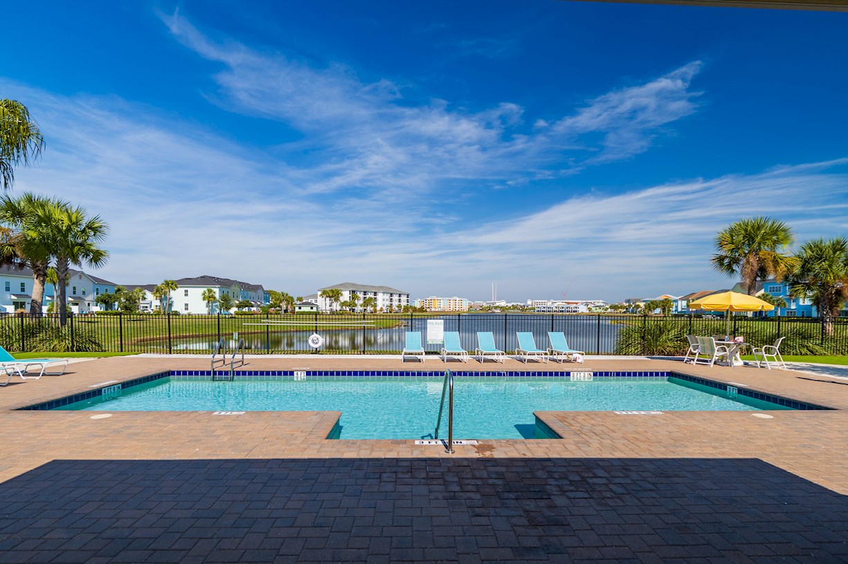 Neighbourhood Pool with Lake View