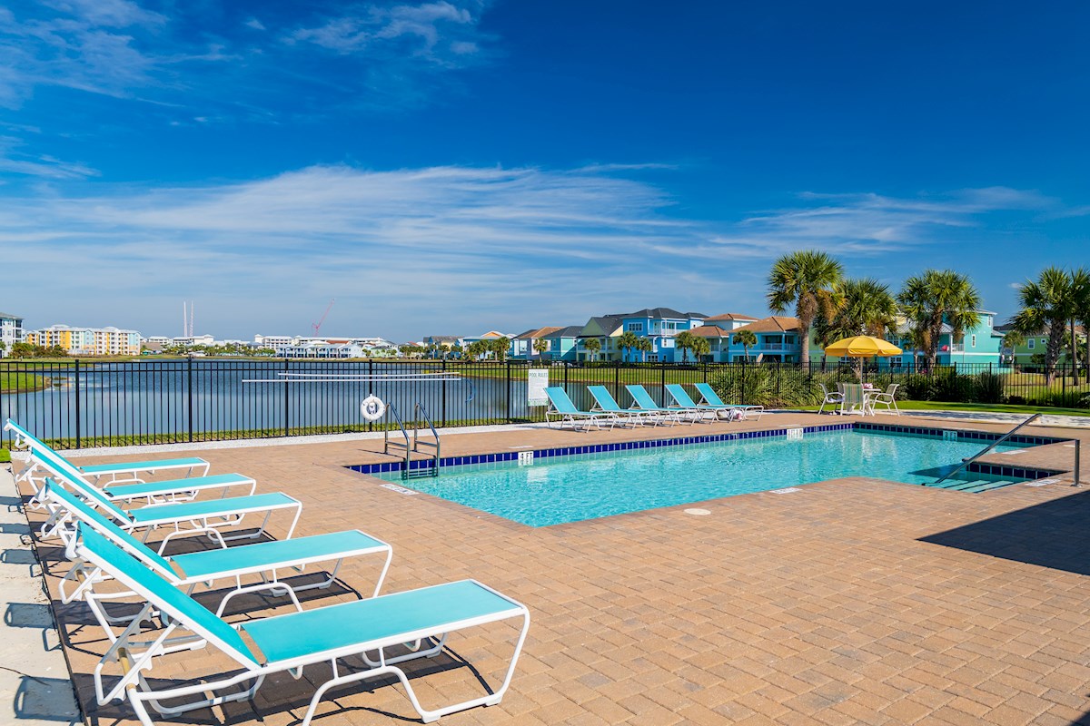 Neighbourhood Pool with Lake View