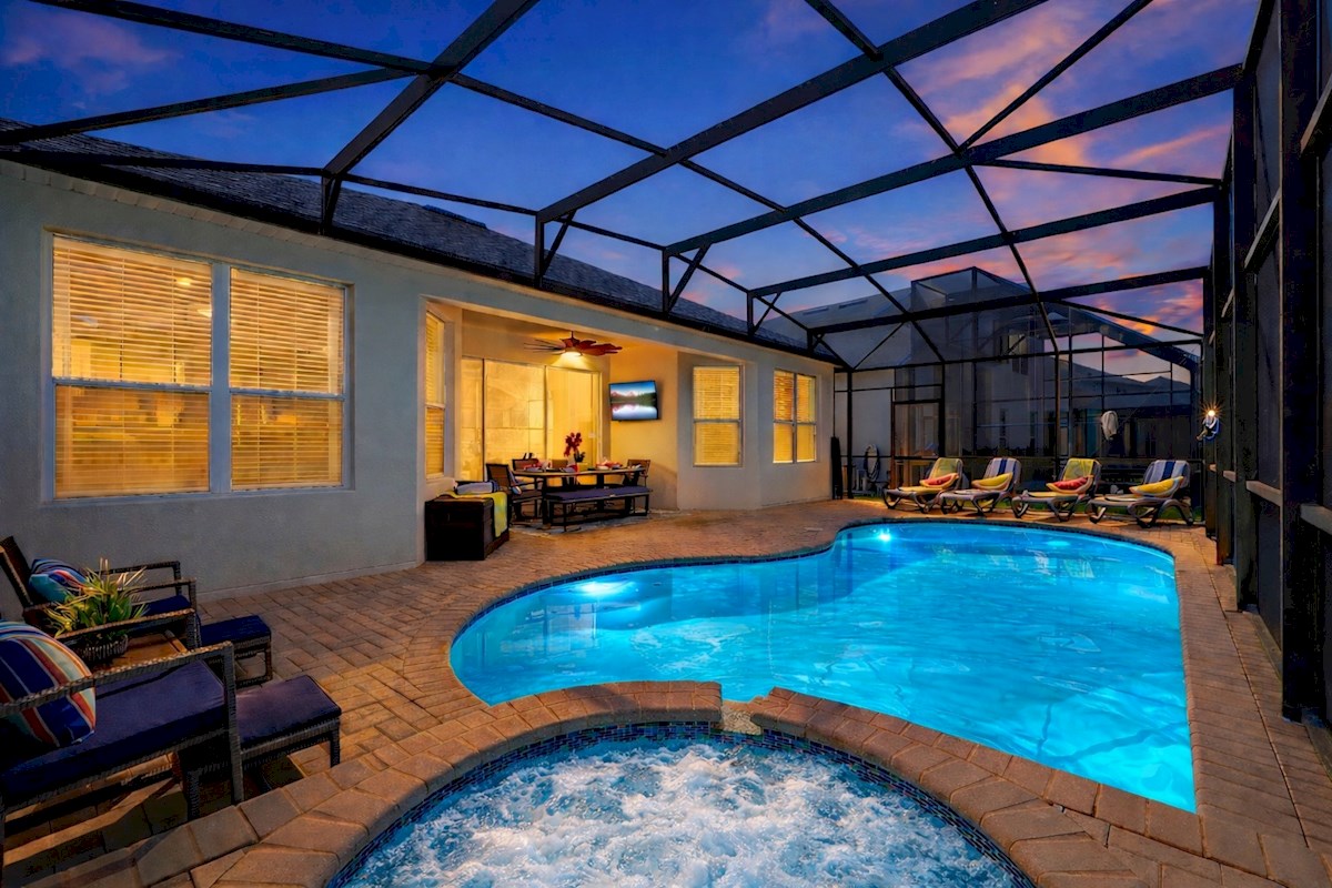 Private heated pool & spa – perfect day or night!