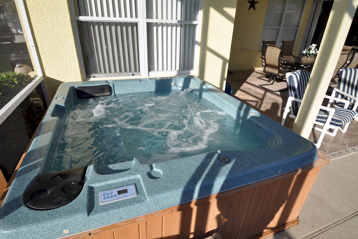 3500 Sq Hampton Lakes 6 Bed Villa Private South Facing pool