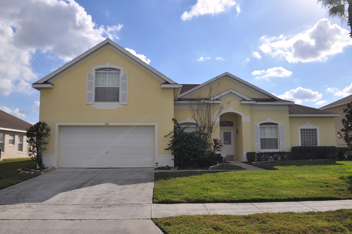 3500 Sq Hampton Lakes 6 Bed Villa Private South Facing pool