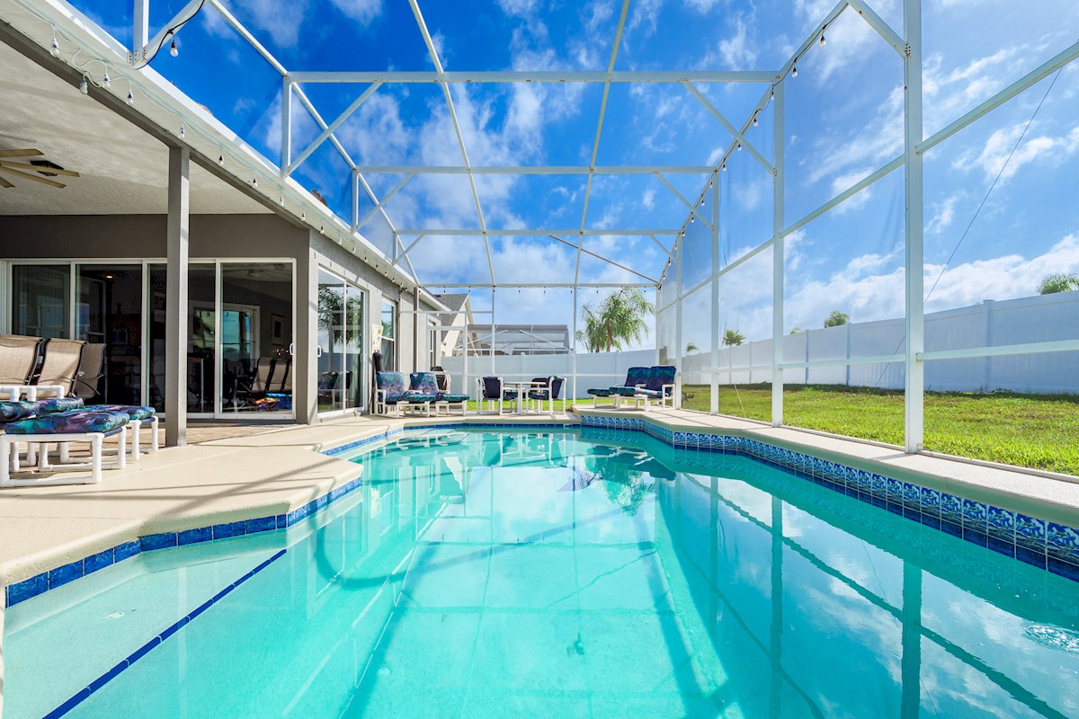 3500 Sq Hampton Lakes 6 Bed Villa Private South Facing pool