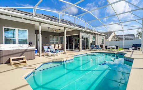 3500 Sq | Hampton Lakes 6 Bed Villa | Private South Facing pool