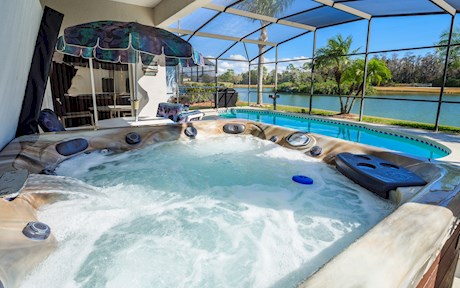 Luxury Lakeside 6 BR / 3.5 bath villa, with Hot Tub, Private Pool