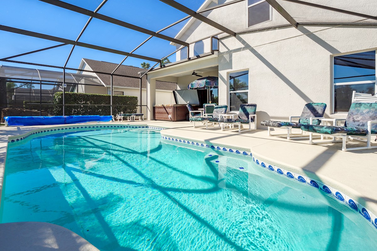 Luxury Lakeside 6 BR / 3.5 bath villa, with Hot Tub, Private Pool