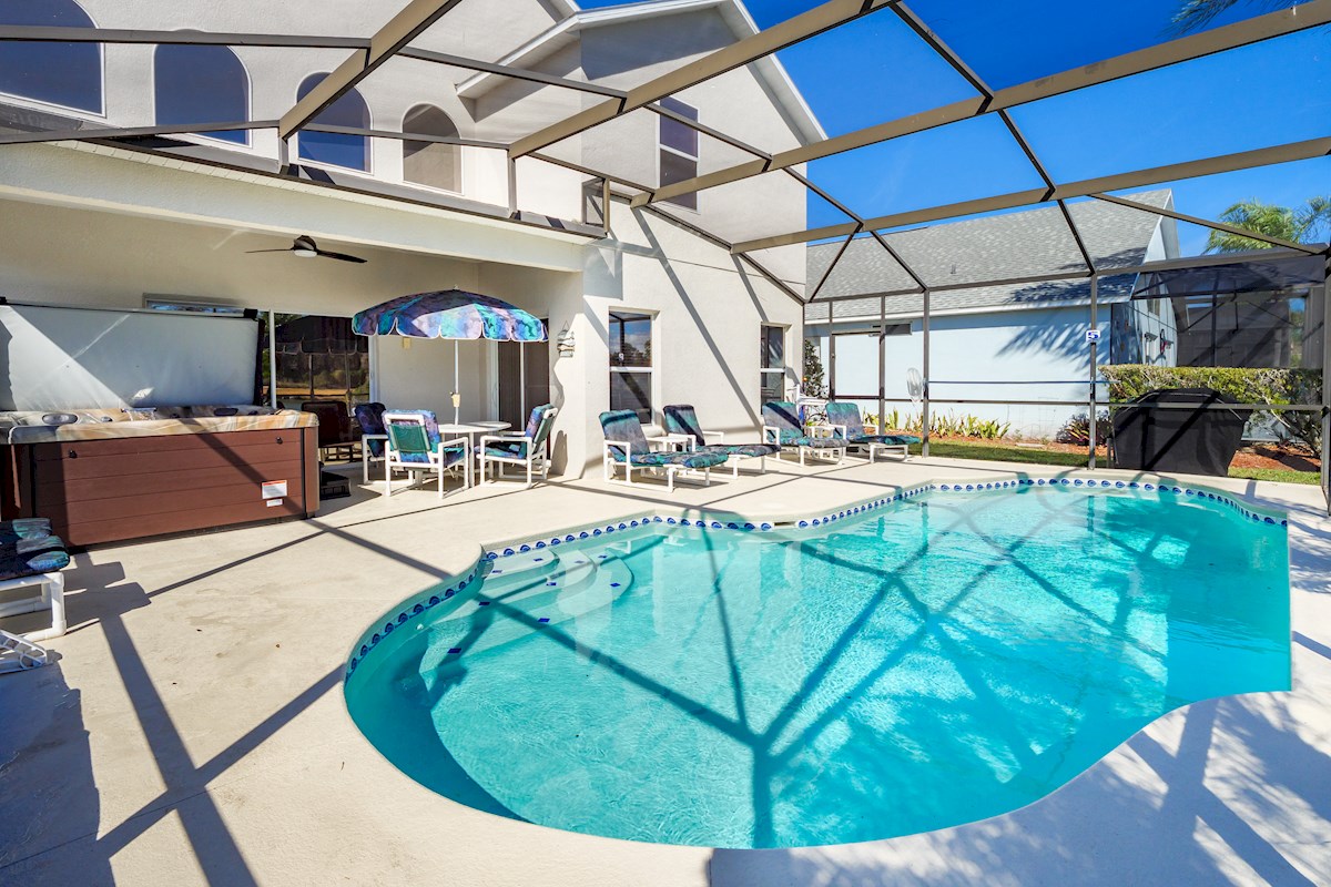 Luxury Lakeside 6 BR / 3.5 bath villa, with Hot Tub, Private Pool