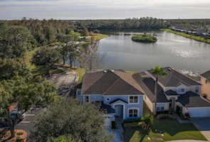 Renovated lakefront villa 10 mins to Disney