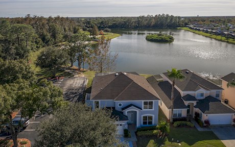 Renovated lakefront villa 10 mins to Disney