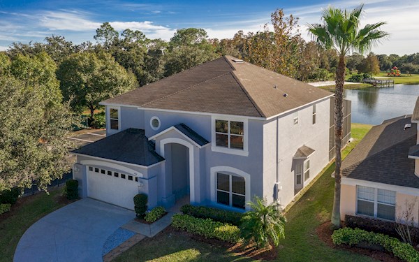 Renovated lakefront villa 10 mins to Disney