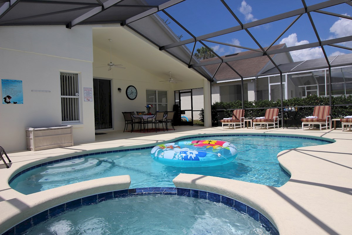 Oversized pool area and spa