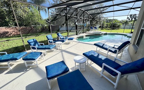 Mickey's Corner - Beautiful Huge Corner Lot Privacy Fenced Pool