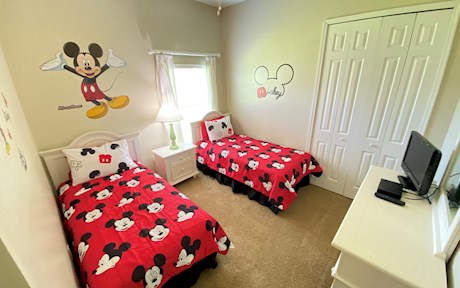 Mickey's Corner - Beautiful Huge Corner Lot Privacy Fenced Pool