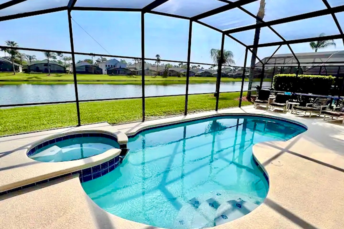 Your own private pool and spa