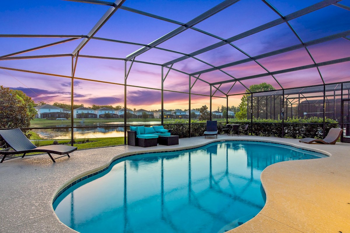 [Backyard] Screened-in pool area with outdoor dining area & sun lounging chairs. Pool heating available upon request. Direct lake access 1 min, good spot for fishing and wildlife viewing. 