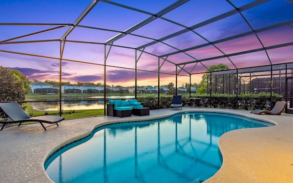 [Backyard] Screened-in pool area with outdoor dining area & sun lounging chairs. Pool heating available upon request. Direct lake access 1 min, good spot for fishing and wildlife viewing. 