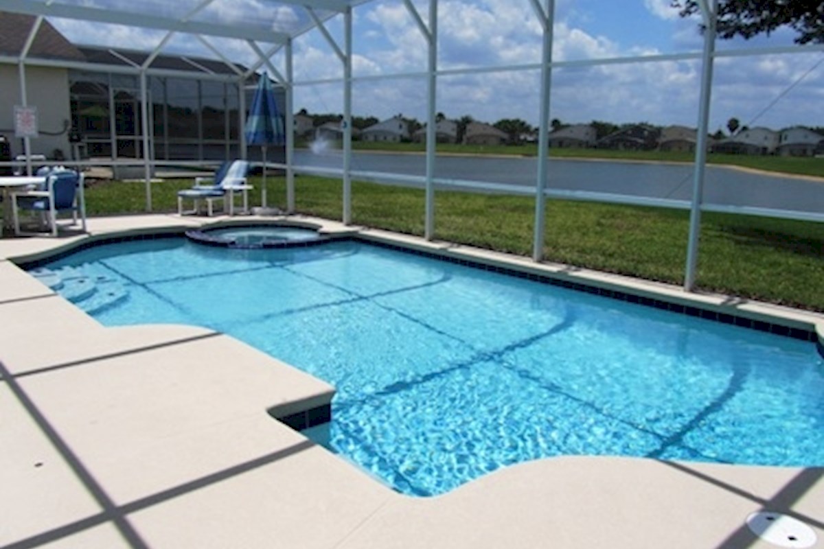 Luxurious 4 Bed Lakeside Villa on Hampton Lakes with Pool / Spa