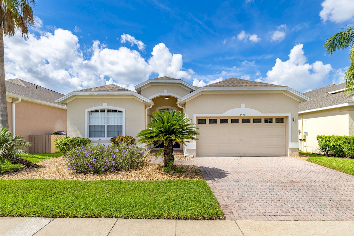 Private Villa with Large Drive, plenty of room for 2 Vehicles