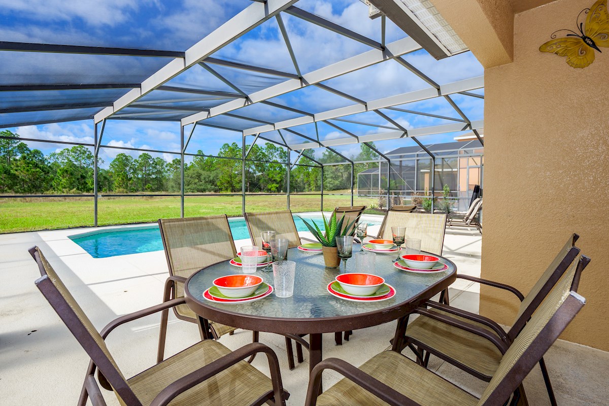 Alfresco Dining Under the Lanai