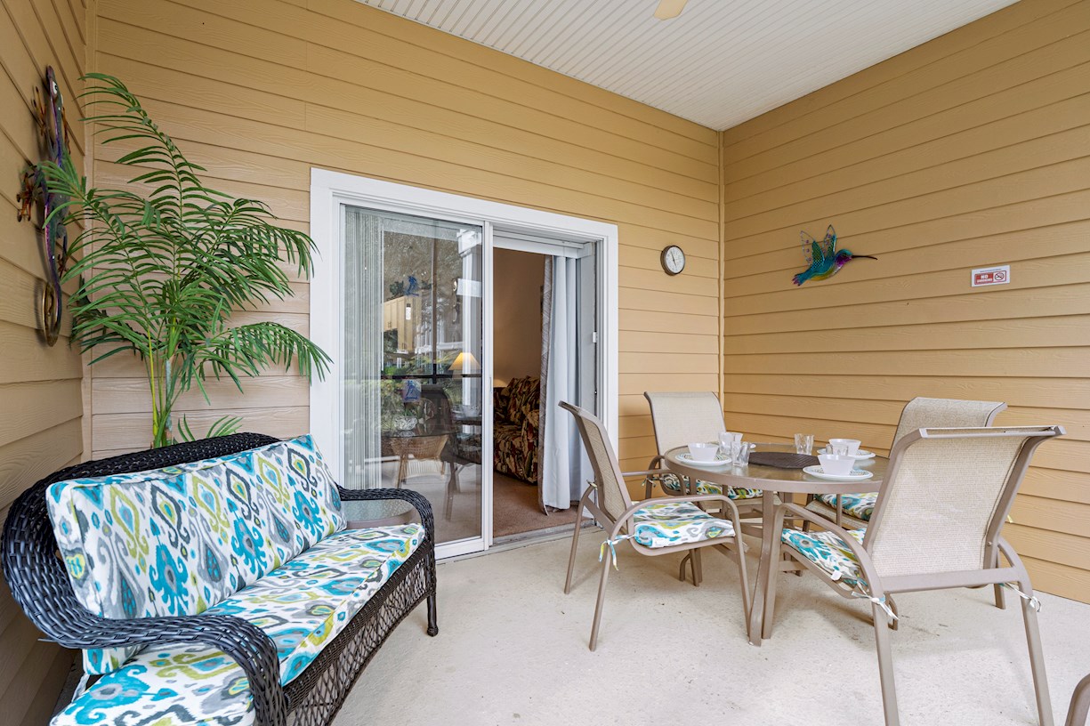 Dining and informal seating on Lanai