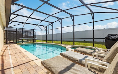 Modern & Bright 5 bed, 3 bath Villa with South Facing Pool  