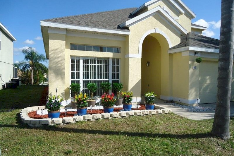 Villa Front 2